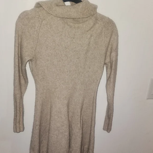 Banana Republic Cream V-Neck Sweater Dress with Ribbed Texture Sleeve - Picture 7 of 7
